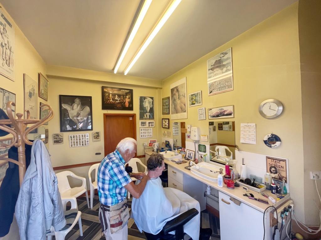 Lot: 119 - MIXED COMMERCIAL AND RESIDENTIAL INVESTMENT PROPERTY - Main hair cutting area in the barbers shop